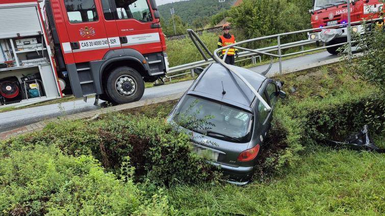 Nedělní dopravní nehody: Bouralo se do zábradlí a plotu, dva lidé se zranili