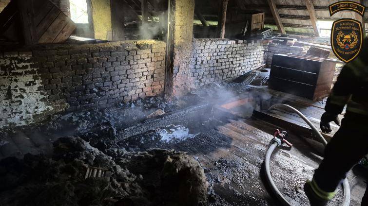 V Březnici hořel opuštěný dům. Příčinu vyšetřují hasiči i policie