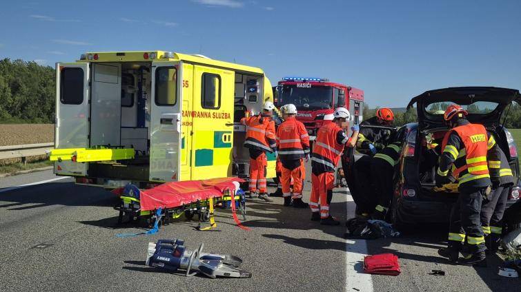 Vážná nehoda několika vozidel na silnici I/50 u Kunovic komplikovala dopravu v okolí