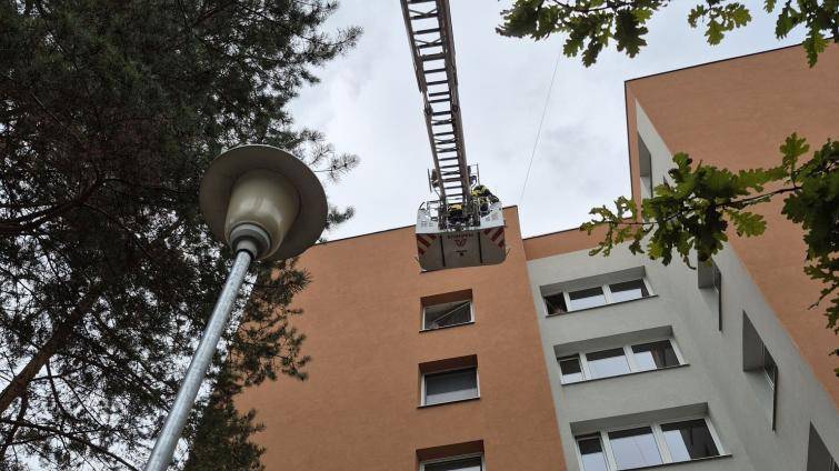 Správce domu zachránil bezmocnou seniorku ve Zlíně. Ležela tři dny na zemi