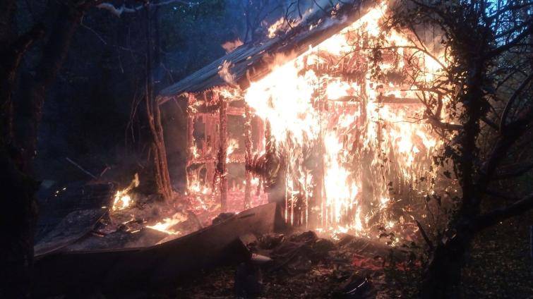 Hasiči bojovali s rozsáhlým požárem zahradního domku