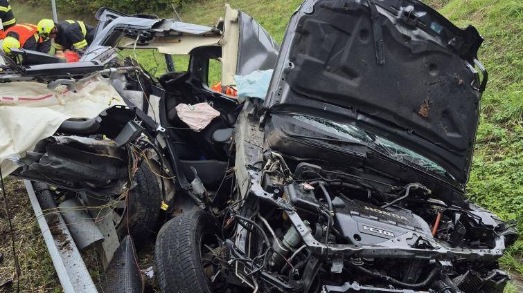 Z dálničního mostu u Bezměrova se zřítilo osobní vozidlo. Řidič nehodu nepřežil