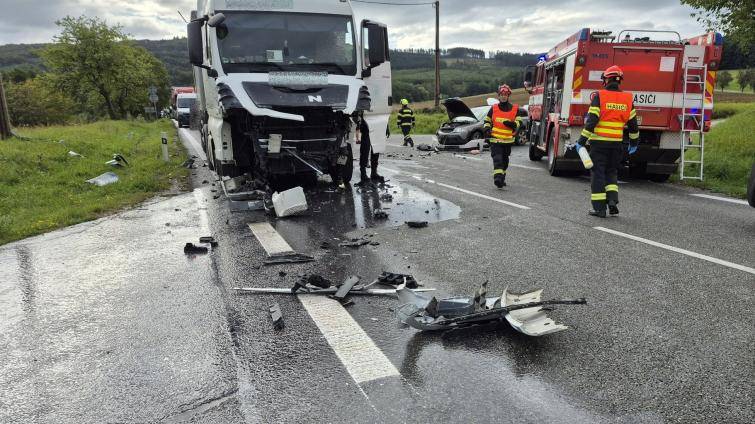 Tragická nehoda na hlavním tahu na Slovensko: jeden řidič zemřel, pro spolujezdkyni letěl vrtulník
