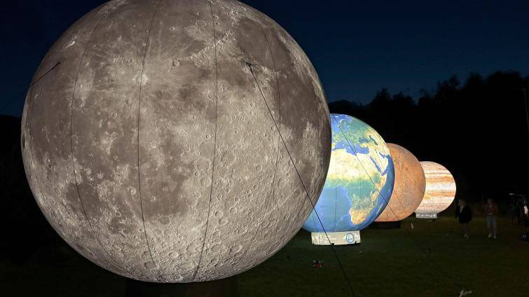 Zlínská zoo se v sobotu rozzáří lampiony a obřími maketami planet