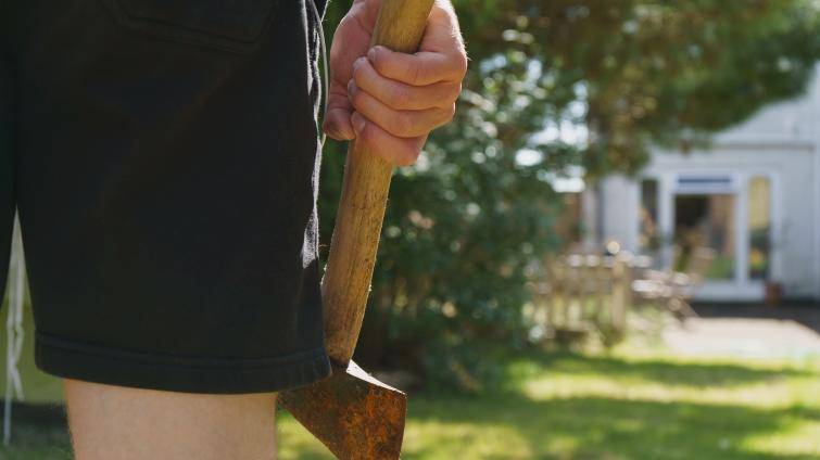 Když nezabral gang ze Slovenska, zkusil to vyděrač se sekerou