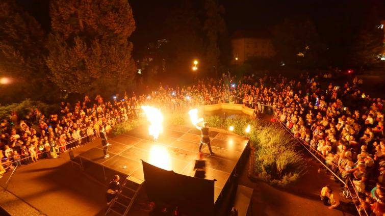 Tečku za létem udělá ve Zlíně Lampionový průvod. Jeho finále bude velkolepé