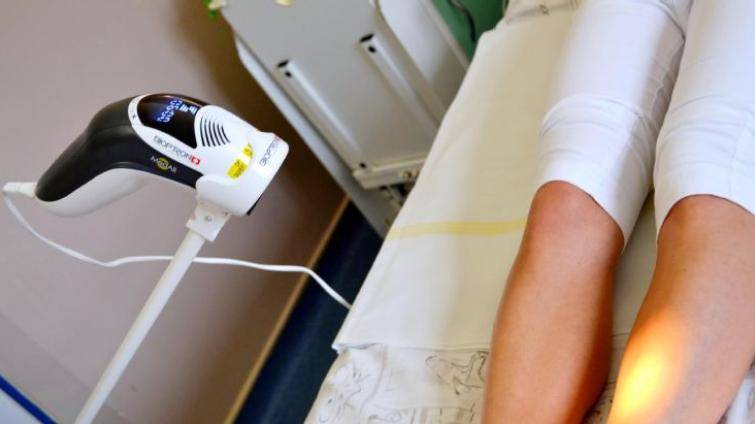 V nemocnici ve Valašském Meziříčí pomáhá s hojením ran nová bioptronová lampa