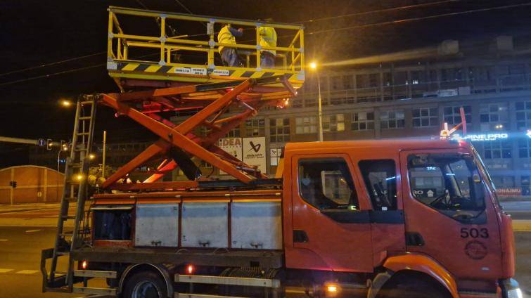 Na obnově trolejového vedení na silnici I/49 pracují montéři i v noci