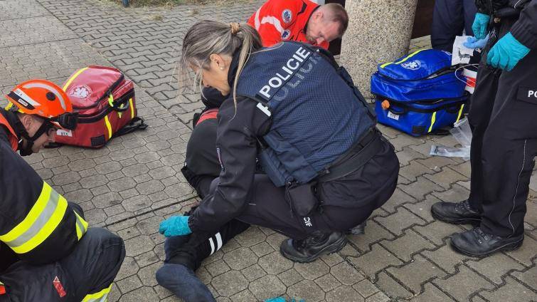 Středa ve znamení nehod. Na Kroměřížsku srazil vlak člověka, 70 cestujících museli evakuovat