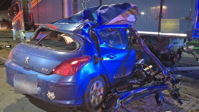 Mladý řidič naboural do zaparkovaného náklaďáku. Zraněním bohužel podlehl