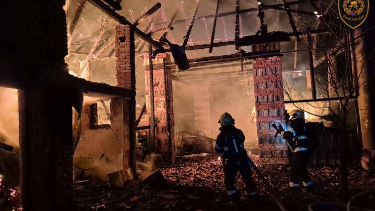 Stodolu v Drslavicích zasáhl rozsáhlý požár. Hrozilo šíření ohně na další objekty