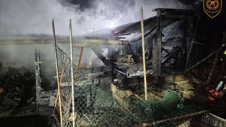 Noční požár v Újezdci: Výbuch plynu, popálená osoba a nutnost zásahu vrtulníku