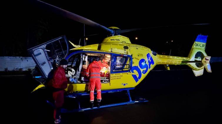 Noční výbuch v Uherském Brodě: Pro vážně popáleného muže letěl vrtulník