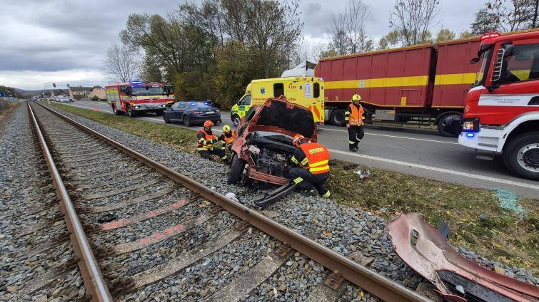V Zašové havarovalo osobní vozidlo přímo u železniční trati. Provoz vlaků byl přerušen