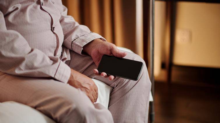 Podvodníci si smlsli na devadesátiletém seniorovi. Za pět let jim poslal přes milion korun