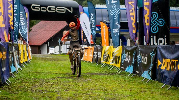 Deštivý závod Bike Valachy Bílá vyhrál osmnáctiletý Zlíňan Havlík. Bahno mu přišlo vhod