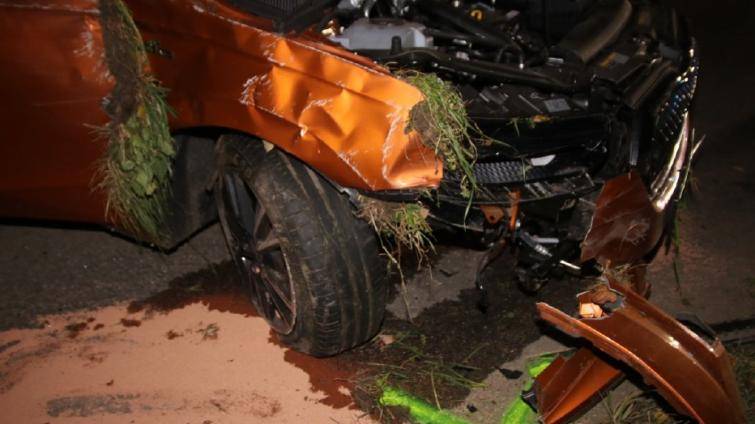 Opilý řidič nezvládl zatáčku a s autem udělal několik kotrmelců