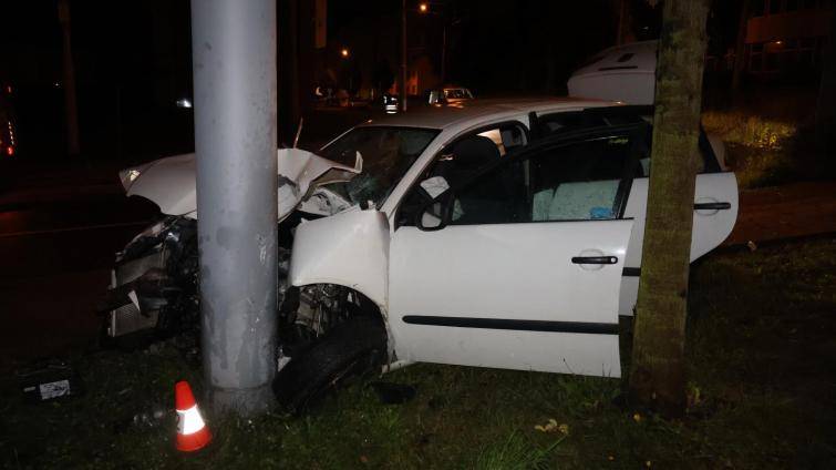 Noční bouračka ve Zlíně: Řidič s autem plným lidí narazil do sloupu, byl opilý