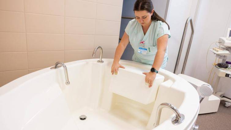 Nová porodní vana i pokoje s vlastní toaletou. Porodnice ve Vsetíně prošla modernizací