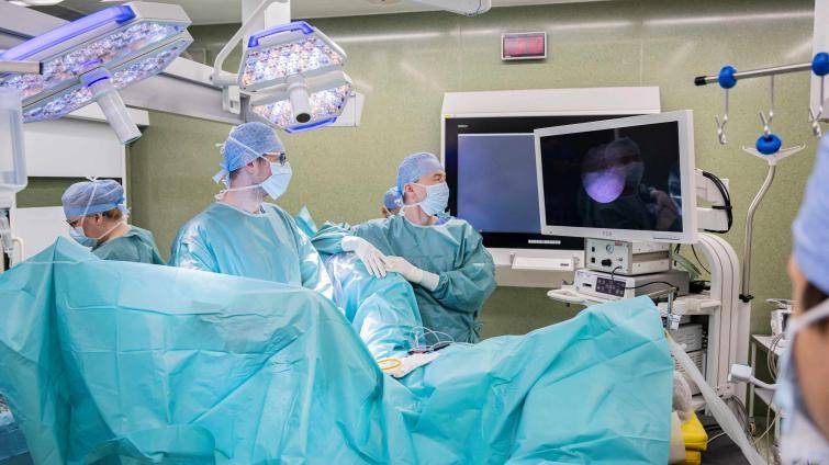 Urologové KNTB jako jedni z prvních v Česku implantovali umělý močový svěrač 