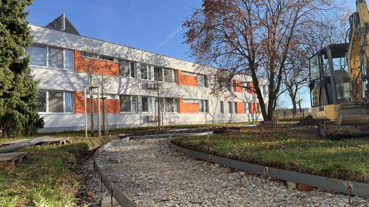 Uherskohradišťská nemocnice buduje u porodnice nové atrium 