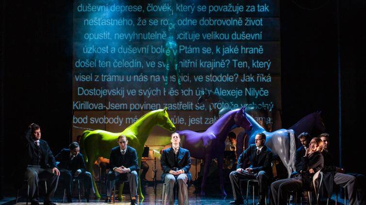 Pět koní a hříbě v životní velikosti. Výtvarnice Eva Zezula stvořila další mimořádnou scénu