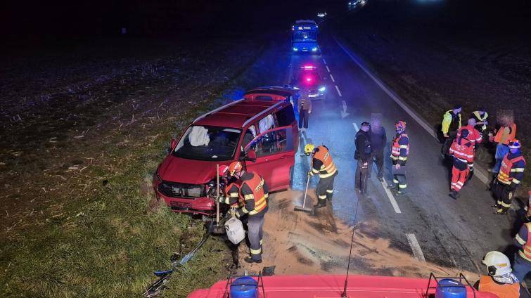 Nehoda osobního vozidla s dodávkou u Fryštáku si vyžádala tři zraněné