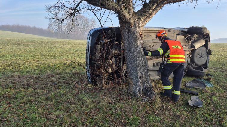 Po nehodě u Vizovic skončilo vozidlo převrácené na boku v poli. Řidičce pomohl dobrovolný hasič