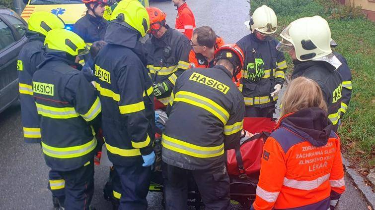 Pro převoz nadměrných pacientů používají záchranáři speciální sadu na nosítka