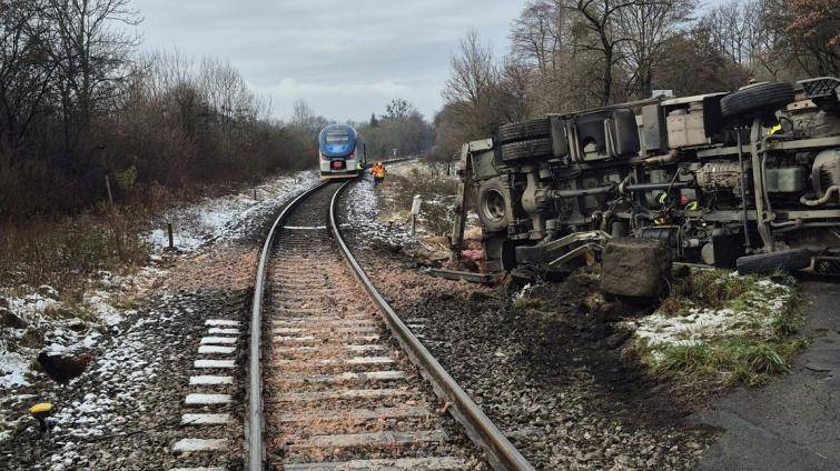 U Vizovic se srazil vlak s nákladním vozidlem. Provoz na železnici byl zastaven