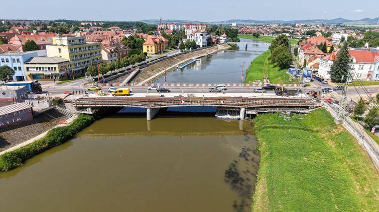 Frekventovaný most přes řeku Moravu v Uherském Hradišti bude zprovozněn do konce listopadu