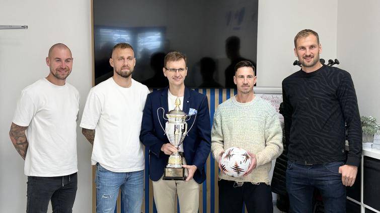 Hejtman Holiš poprvé ukázal fanouškům pohár pro vládce kraje. Co slíbil Poznar? 