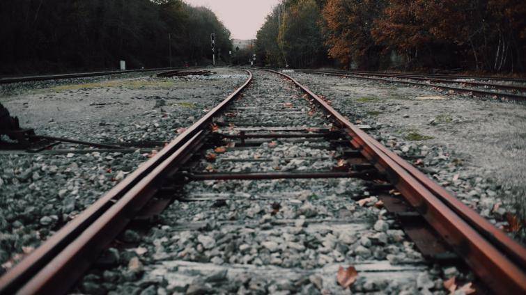Ve Zlíně-Malenovicích srazil vlak cyklistu. Muž bohužel nepřežil
