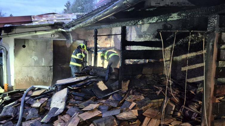 S požárem vyhřívané psí boudy v Pravčicích bojovalo pět jednotek hasičů. Škoda je za půl milionu