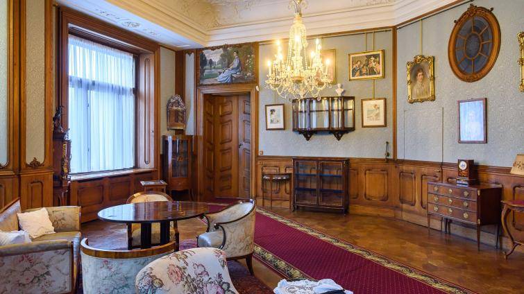 Záchrana vzácných tapet v zámku Lešná pokračuje. Tentokrát se dočkal Dámský salon