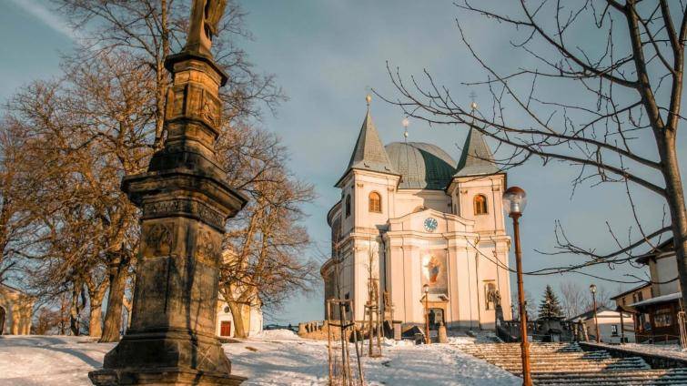 Na silvestrovskou půlnoční na Hostýně dopravci vypraví speciální autobusy i vlaky