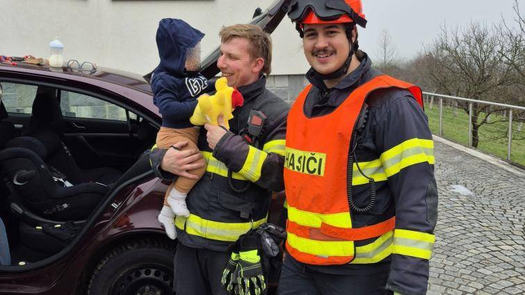 Ženě se samovolně zamklo auto, uvnitř zůstal roční chlapeček