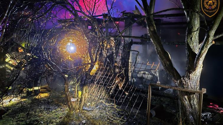 V Hutisku-Solanci hořely přístřešky a altán u rodinného domu