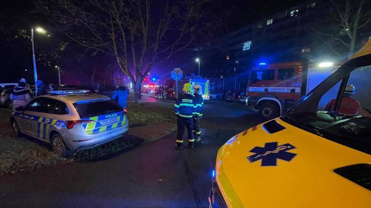 Požár v pátém patře bytového domu v Uherském Hradišti: evakuováno bylo 27 lidí, dva skončili v nemocnici