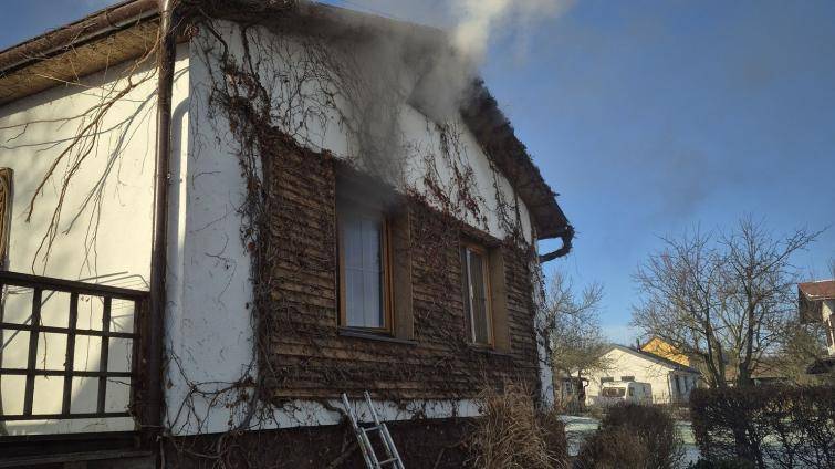 S požárem domu na Vsetínsku bojovalo pět jednotek hasičů. Pro zraněného muže letěl vrtulník