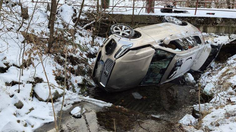 Auto skončilo v korytě potoka, řidičce se jako zázrakem nic nestalo