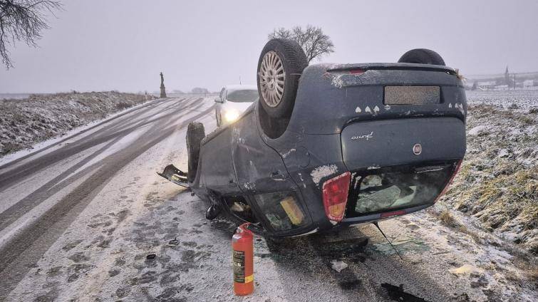 Zasněžené silnice na Silvestra potrápily řidiče. Během jedné hodiny se bouralo hned třikrát