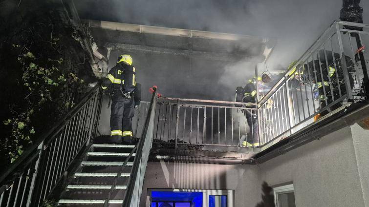 Noční požár domu v Ostrožské Nové Vsi napáchal škodu za dva miliony. Rodině se včas podařilo dostat ven