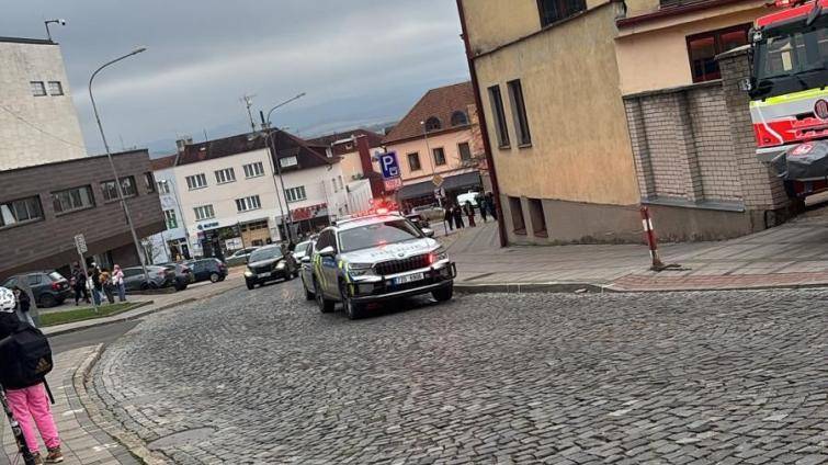 Policie evakuovala 450 osob ze základní školy v Uherském Brodě. Hrozil výbuch nebezpečné látky