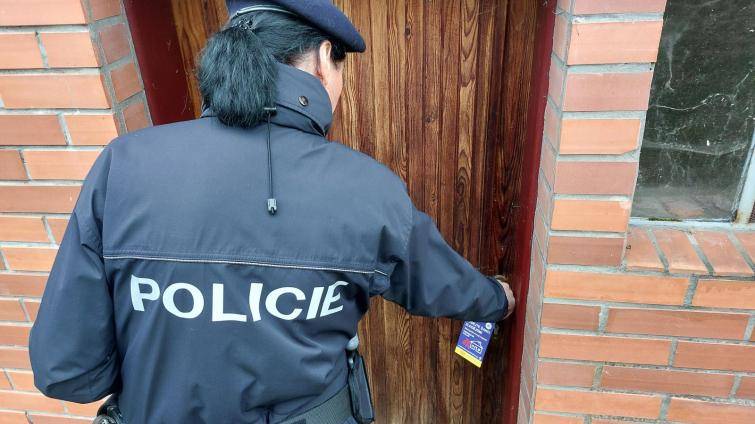 Policisté kontrolovali zazimované chaty. Na dveřích nechali majitelům vzkaz