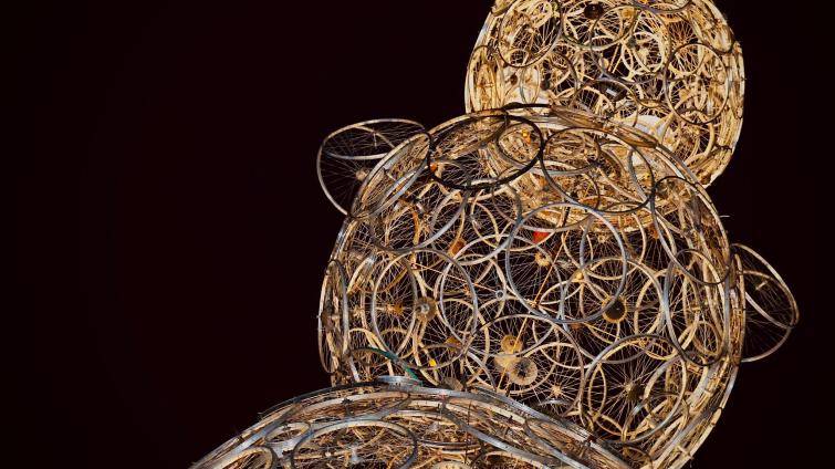 Kovozoo ve Starém Městě má novou dominantu! Gigantického sněhuláka vyrobili z ráfků starých jízdních kol