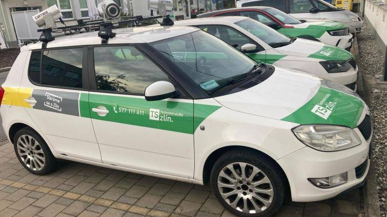 Parkování v ulicích Zlína bude kontrolovat chytré kamerové auto