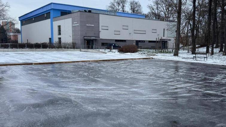 U městské sportovní haly v Otrokovicích se chystá kluziště