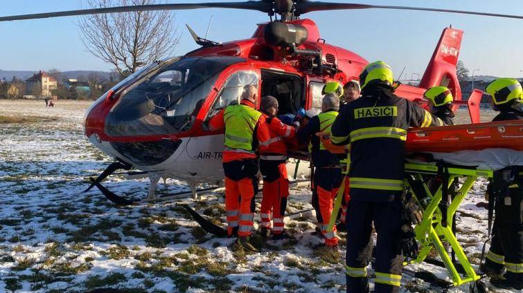 Muž v Otrokovicích utrpěl vážné popáleniny, když chtěl vyhodit hořící matraci z okna