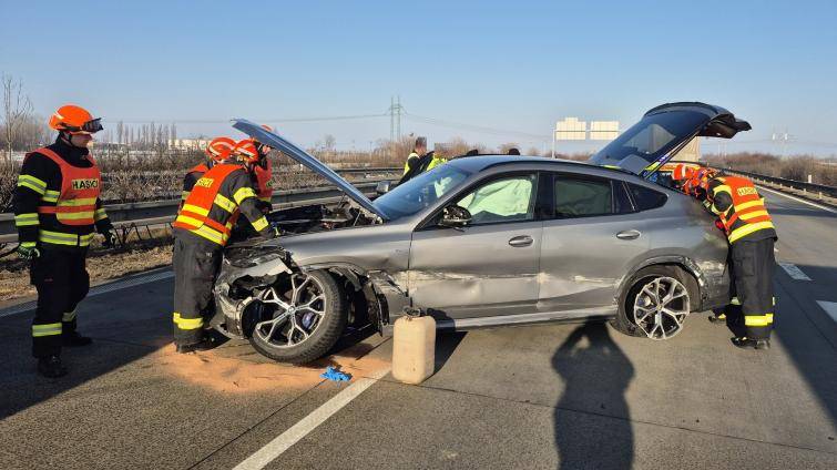 Na dálnici D55 u Pravčic bouralo osobní vozidlo. Jeden člověk se zranil